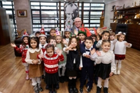 miniklerden-baskan-kurt-a-yeni-yil-ziyareti-7d61c976-d5a7-4b70-bb3c-ab331938816d