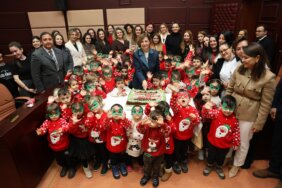 miniklerden başkan ünlüce’ye yeni yıl sürprizi