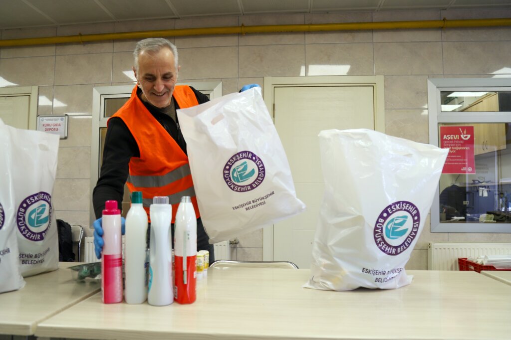 Eskişehir’de 320 haneye hijyen ve temizlik malzemesi ulaştırıldı