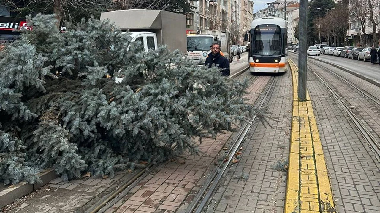 Eskişehir'de tramvay seferlerinde aksaklık yaşandı 5 Eskişehir’de tramvay seferlerinde aksaklık yaşandı