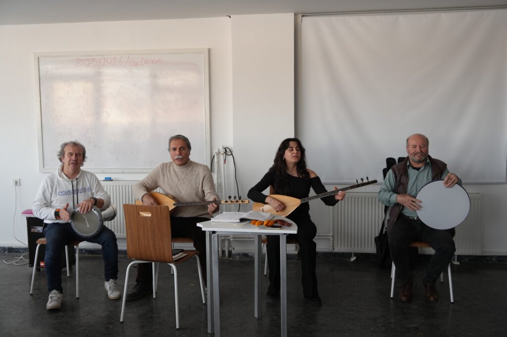 Eskişehir’de kıdemli vatandaşlar notalarla dolu günlerde buluşuyor