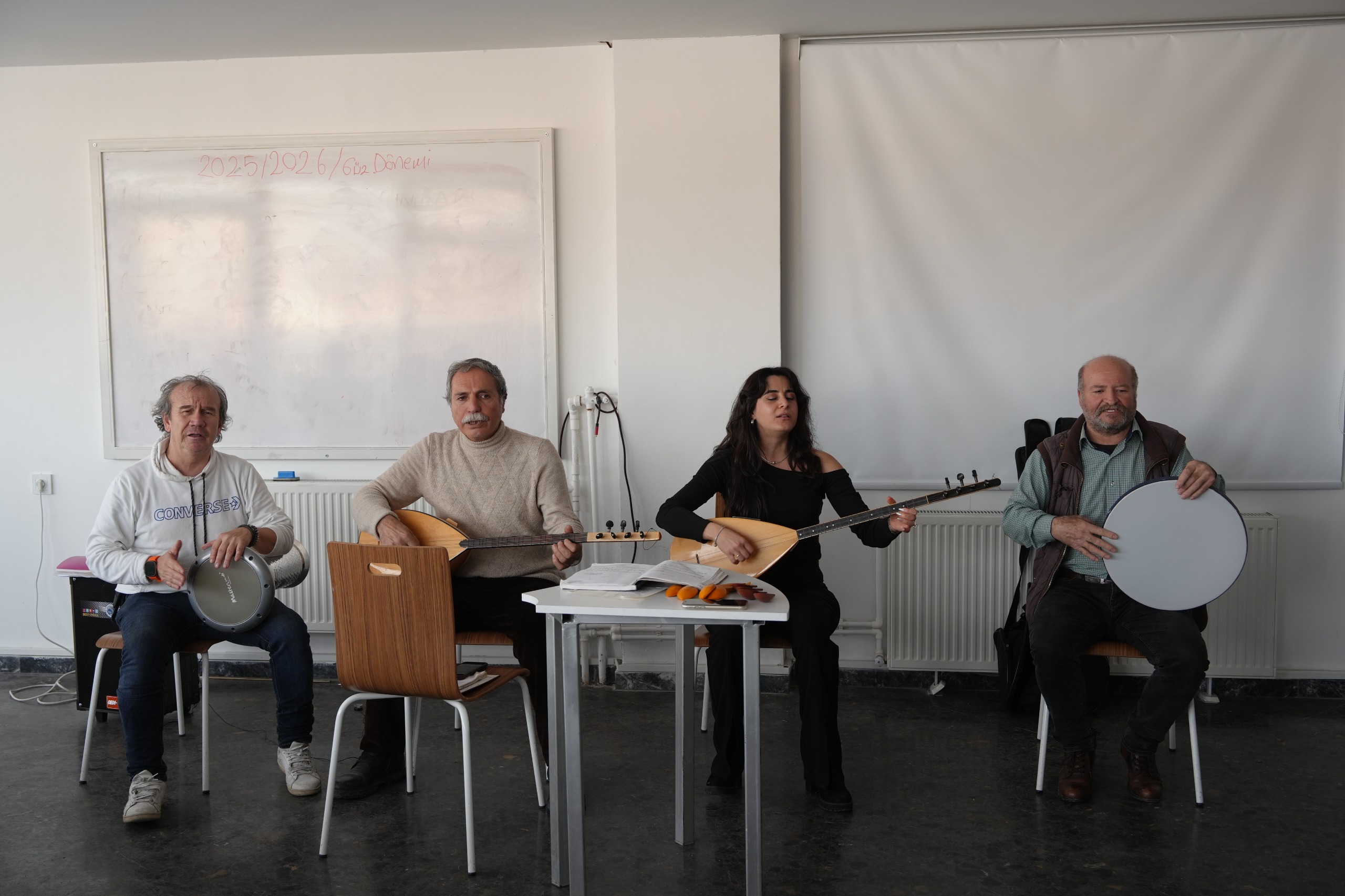 Eskişehir’de kıdemli vatandaşlar notalarla dolu günlerde buluşuyor