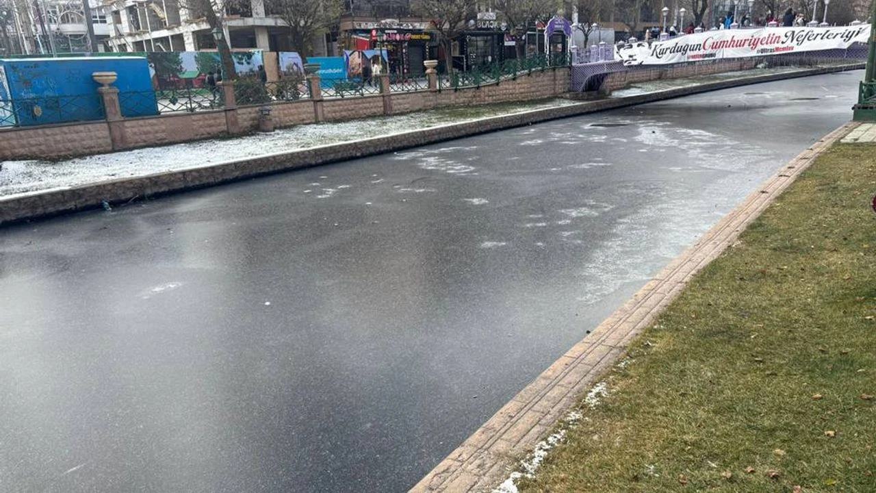 Eskişehir’de Porsuk Çayı buz tuttu