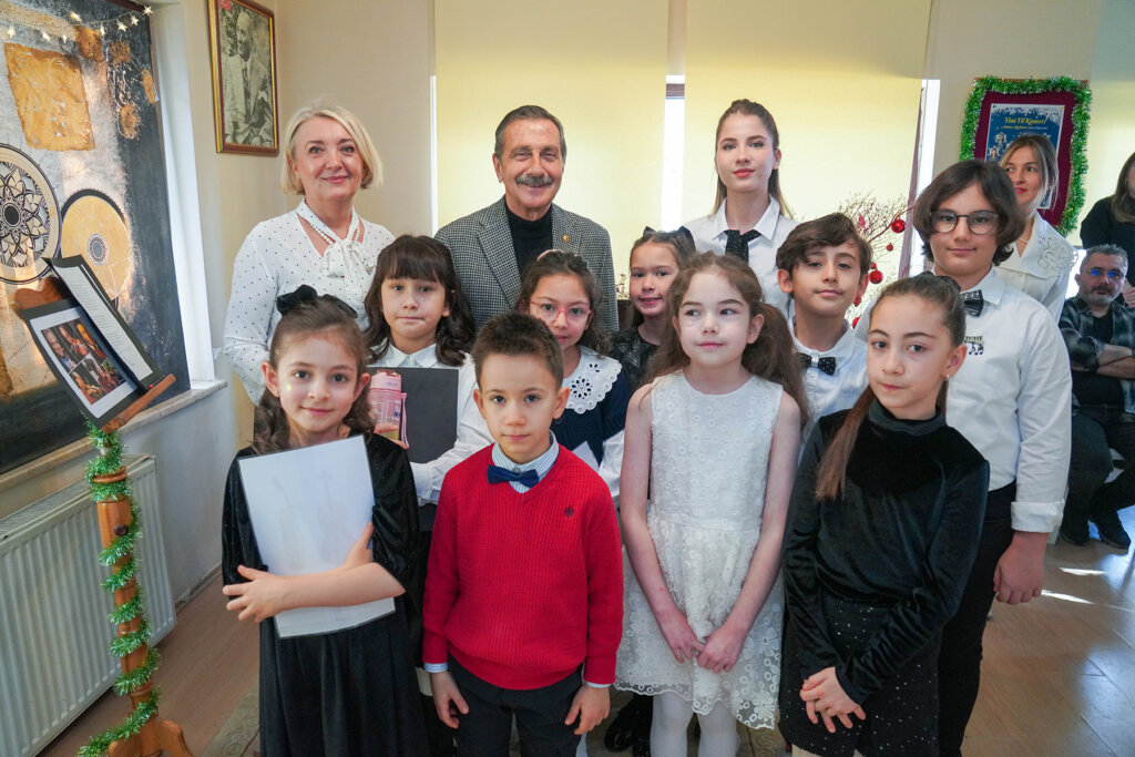 Eskişehir’de minikler yeni yıl konseriyle hünerlerini sergilediler