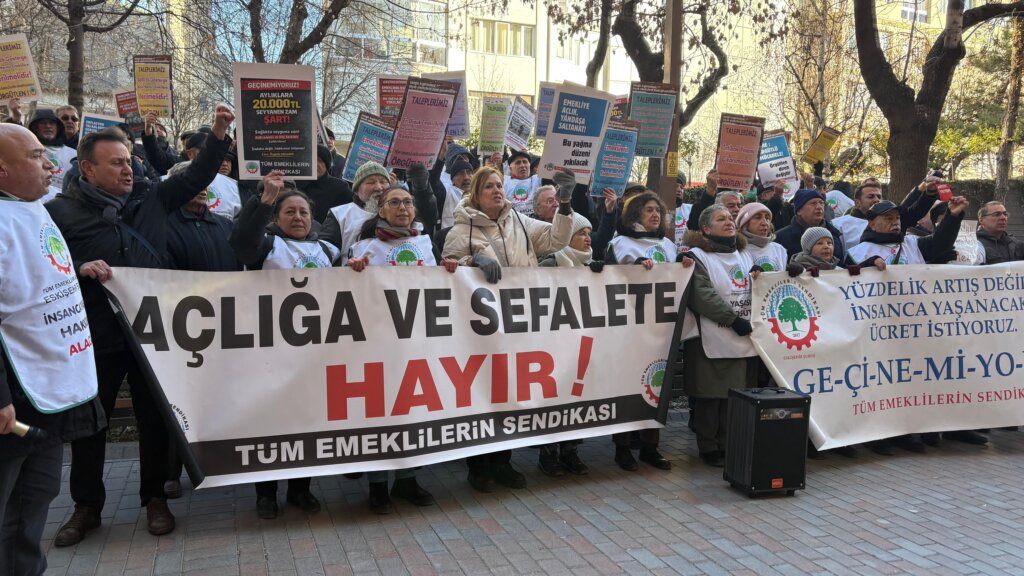 Eskişehir’de emekliler sokağa çıktı: “Tüm emeklilerin maaşlarına derhal 20 bin lira seyyanen zam yapılsın”