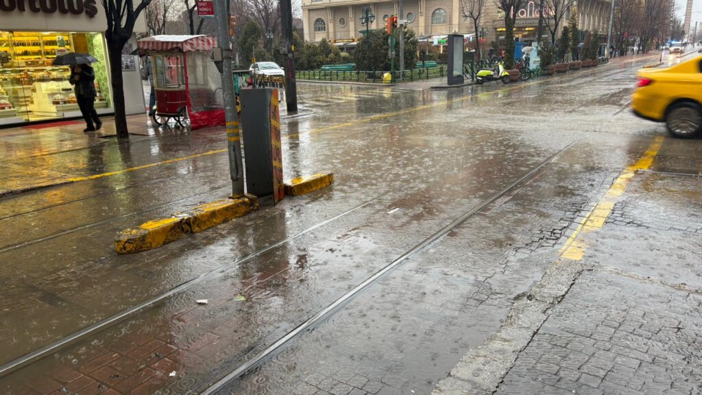 Eskişehir’de yollar göle döndü!