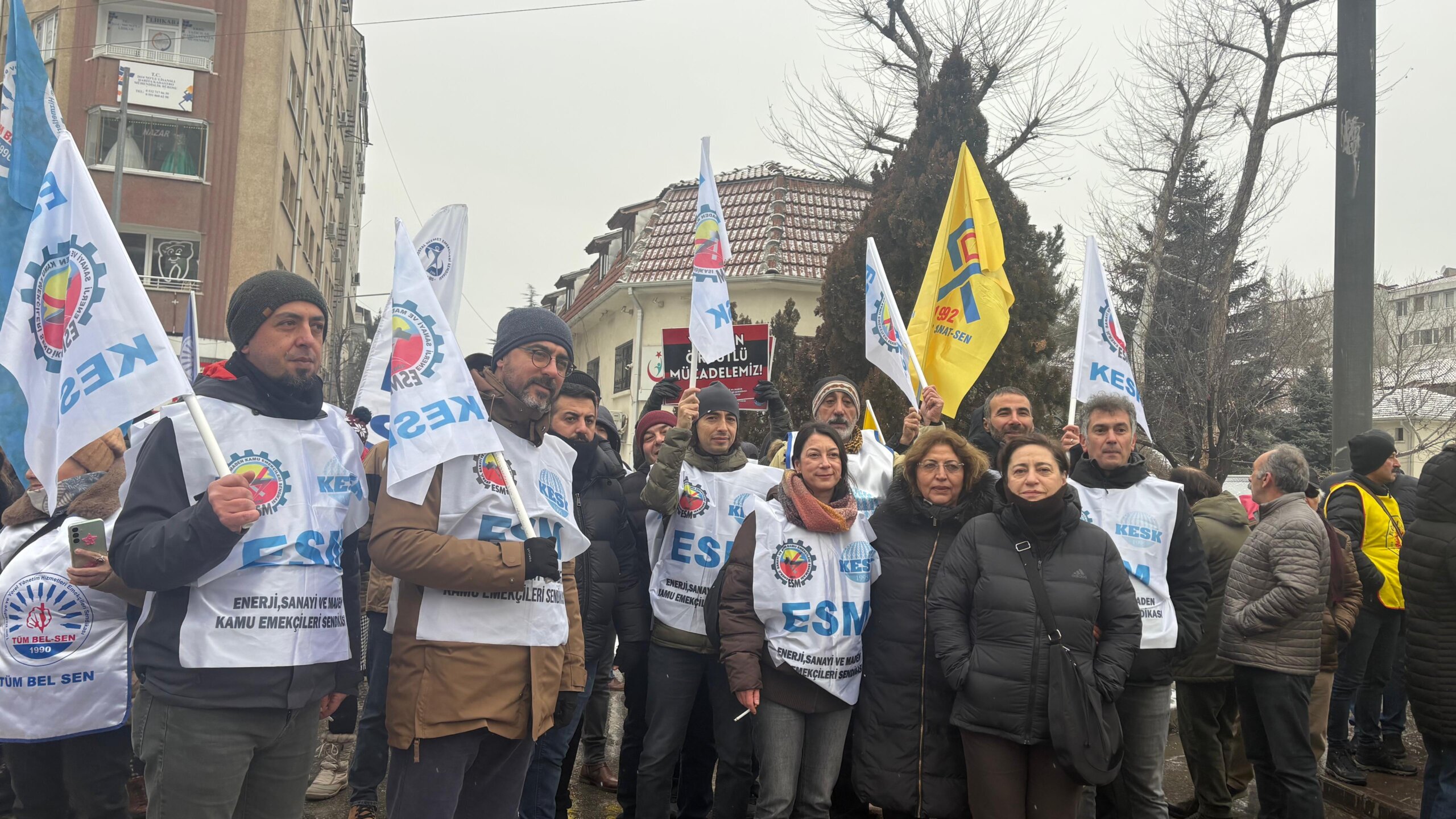 Eskişehir’de kamu emekçilerine kar yağışı bile engel olamadı: “Emeğimizin karşılığını istiyoruz!”