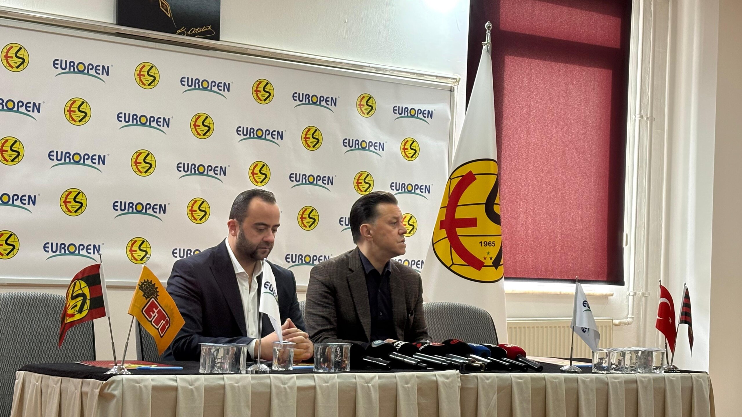 Nebi Hatipoğlu: “Eskişehirspor için masaya yumruğu vursunlar”