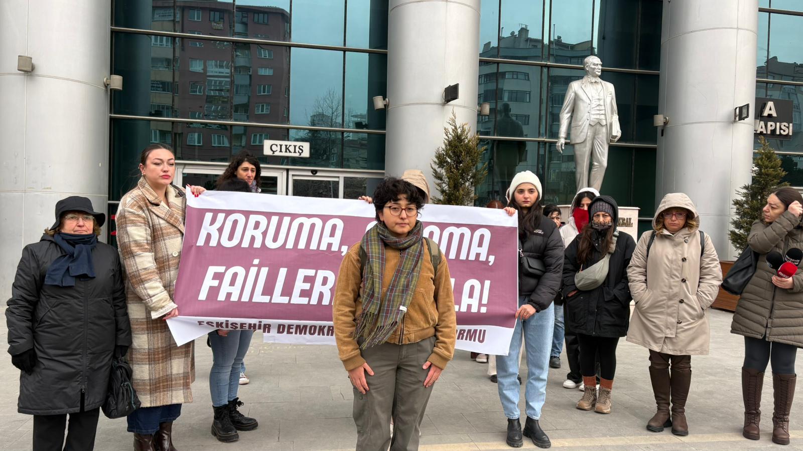 Eskişehir Demokratik Kadın Platformu: “Başlatılan yargı sürecinin ilk duruşmasını takip etmek için bugün kadınlar olarak buradayız”