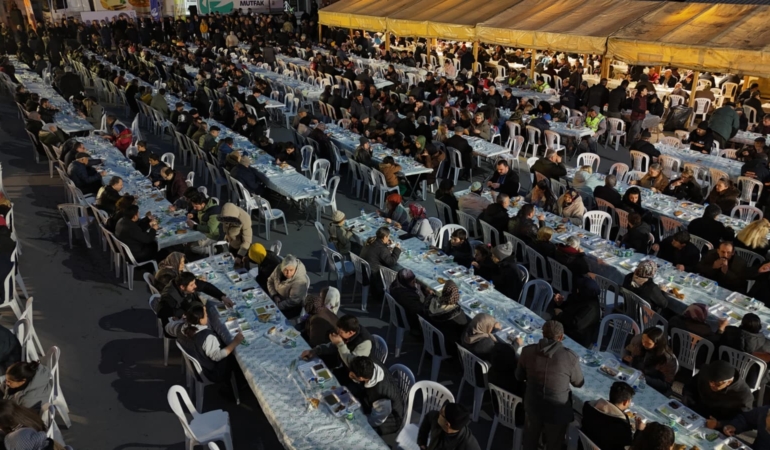 Büyükşehir belediyesi ramazan bereketini paylaşmaya devam ediyor 22 büyükşehi̇r ramazan bereketi̇ni̇ paylaşiyor (13)