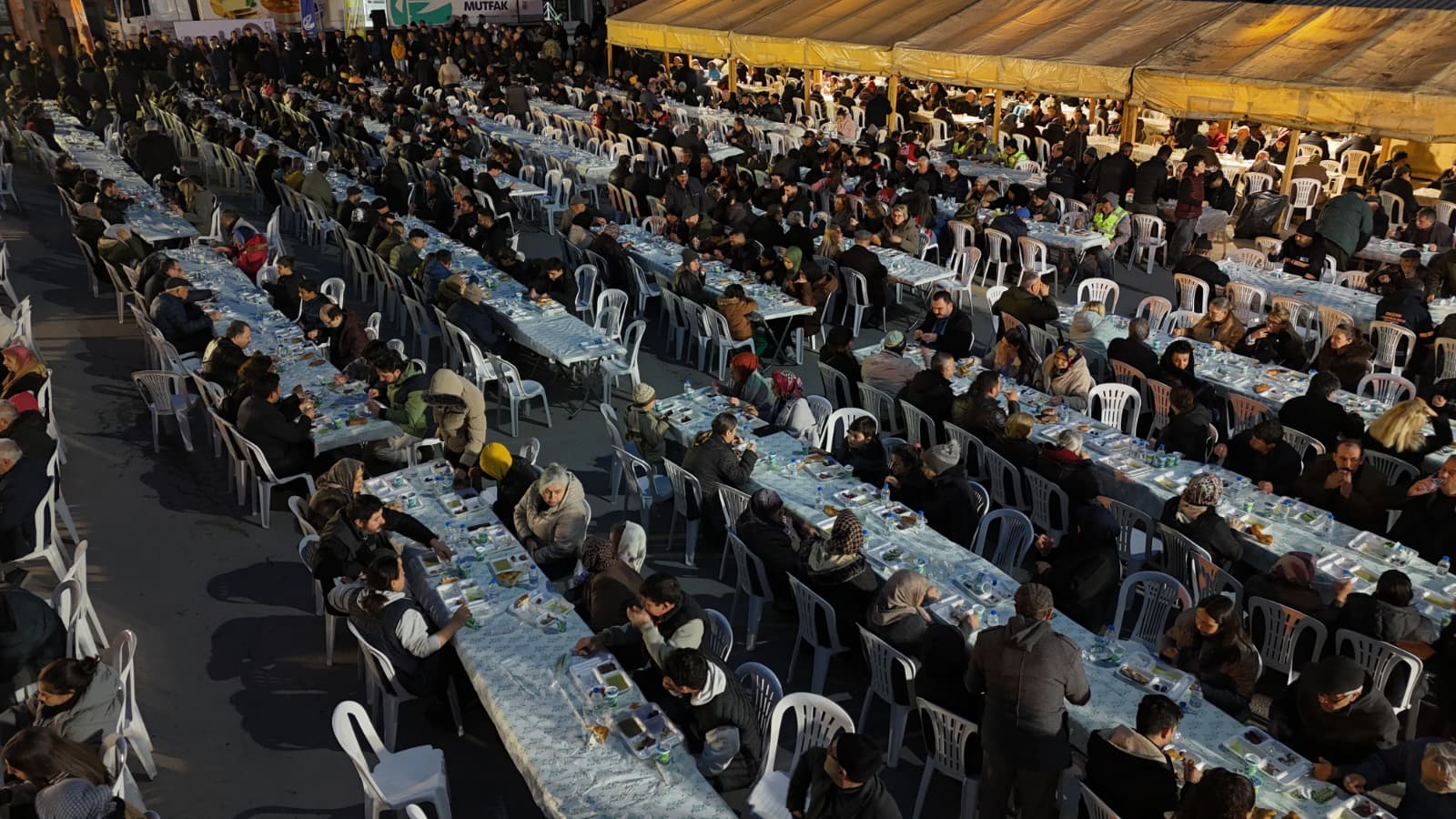 Büyükşehir Belediyesi Ramazan bereketini paylaşmaya devam ediyor 6 BÜYÜKŞEHİR RAMAZAN BEREKETİNİ PAYLAŞIYOR (13)