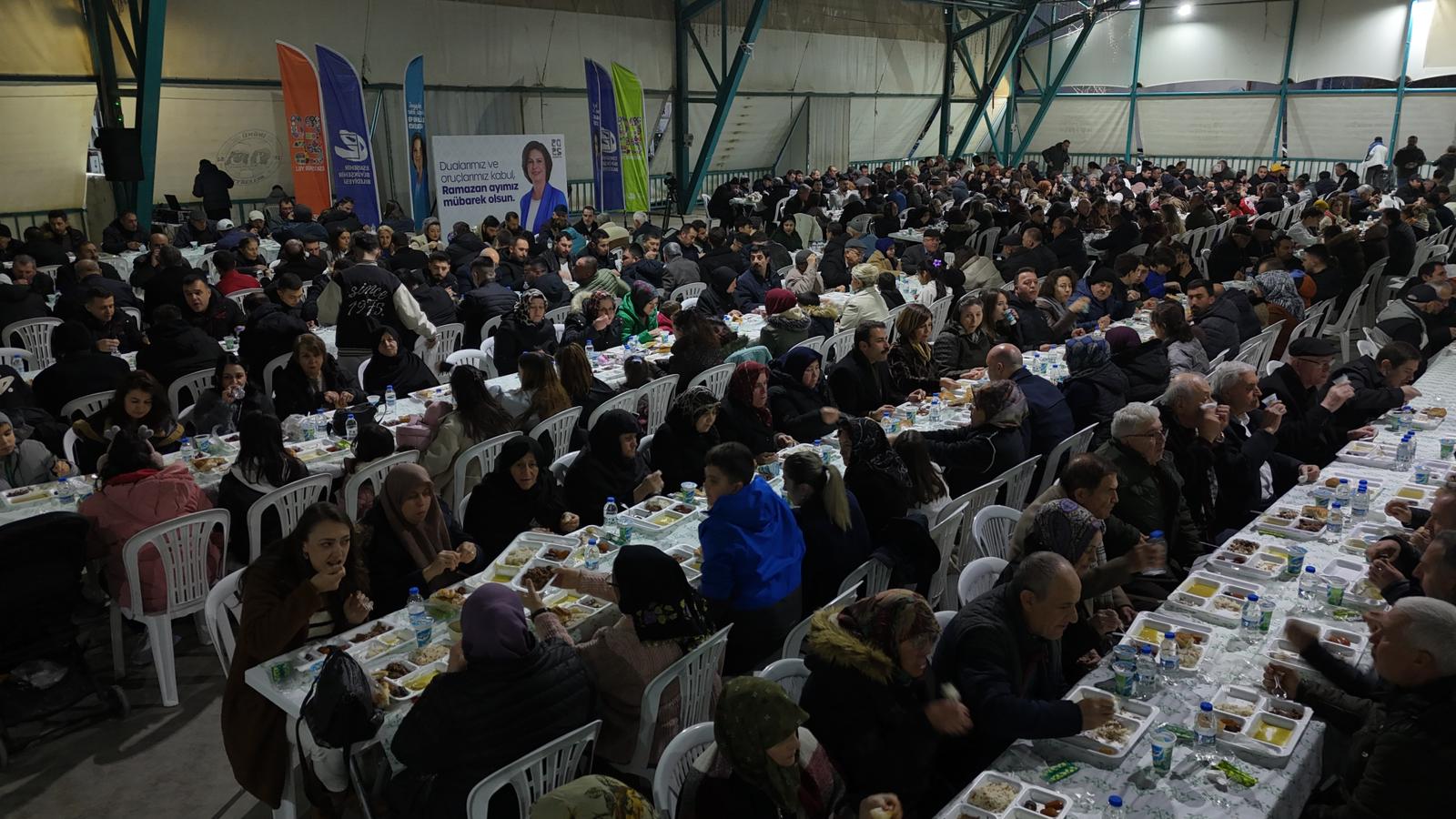 Ayşe ünlüce i̇nönü’de vatandaşlarla aynı sofrada buluştu 12 büyükşehi̇r ramazan bereketi̇ni̇ paylaşmaya devam edi̇yor (12)