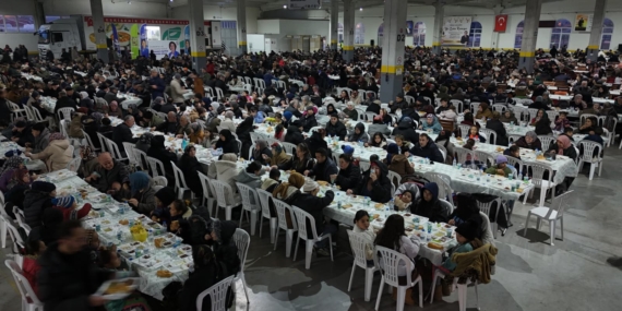 Büyükşehir’den mahmudiye’de iftar buluşması 14 büyükşehi̇ri̇n i̇ftar sofrasi mahmudi̇ye’de kuruldu (9)
