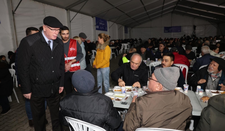 Başkan kurt, ramazan’ın i̇lk i̇ftarında büyükdere’de vatandaşlarla buluştu 44 başkan kurt ramazan’ın ilk iftarında büyükdere’de vatandaşlarla buluştu (3)