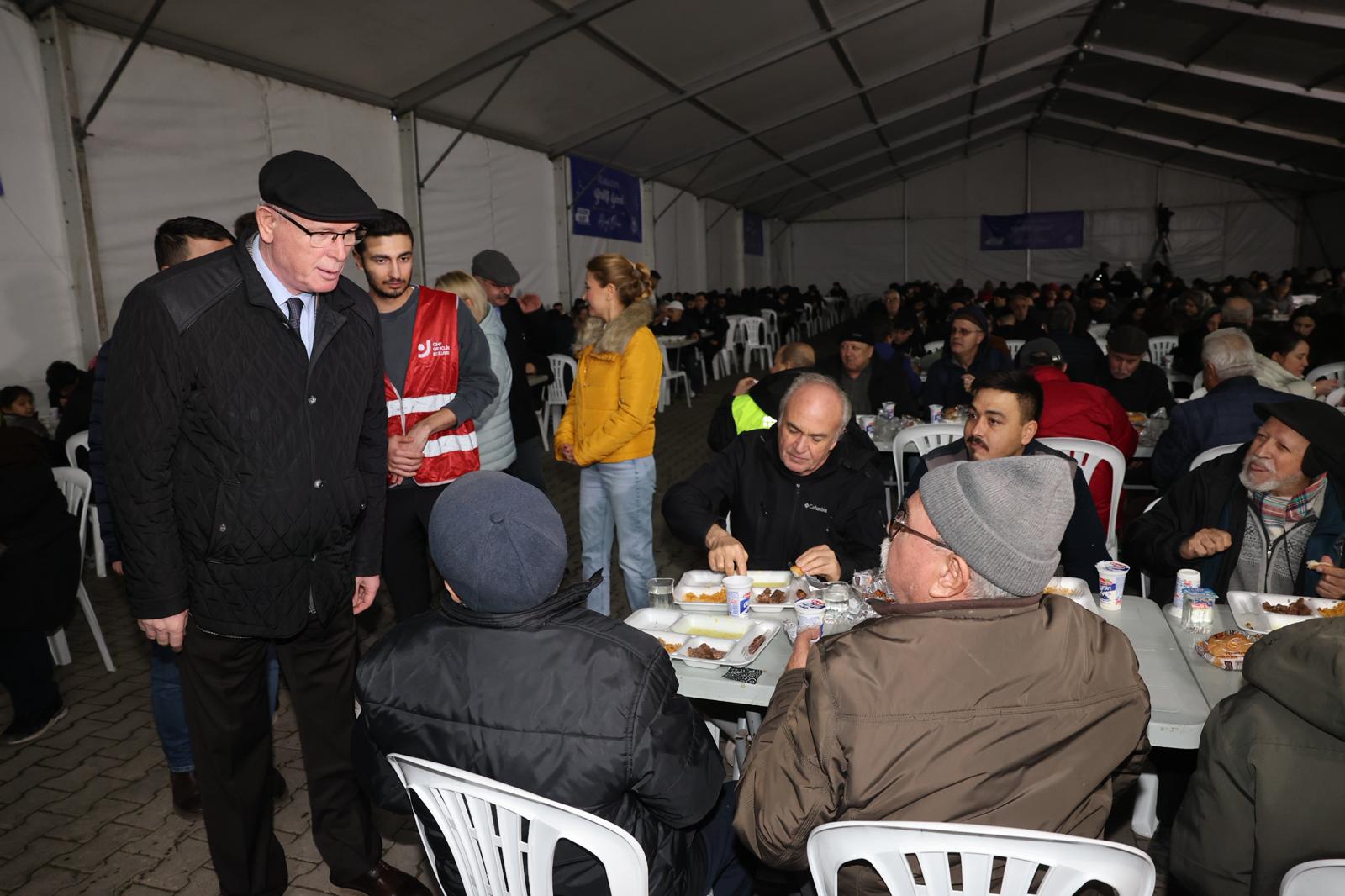 Başkan Kurt, Ramazan’ın İlk İftarında Büyükdere’de Vatandaşlarla Buluştu 5 Başkan Kurt Ramazan’ın ilk iftarında Büyükdere’de vatandaşlarla buluştu (3)