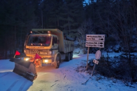 Kar ve buzlanmaya karşı mihalıççık’ta yoğun çalışma 9 mi̇haliççik’ta karla mücadele (4)