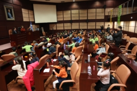 Minik öğrencilerden başkan ünlüce’ye ziyaret 91 mi̇ni̇k öğrenci̇lerden başkan ünlüce’ye anlamli zi̇yaret (1)