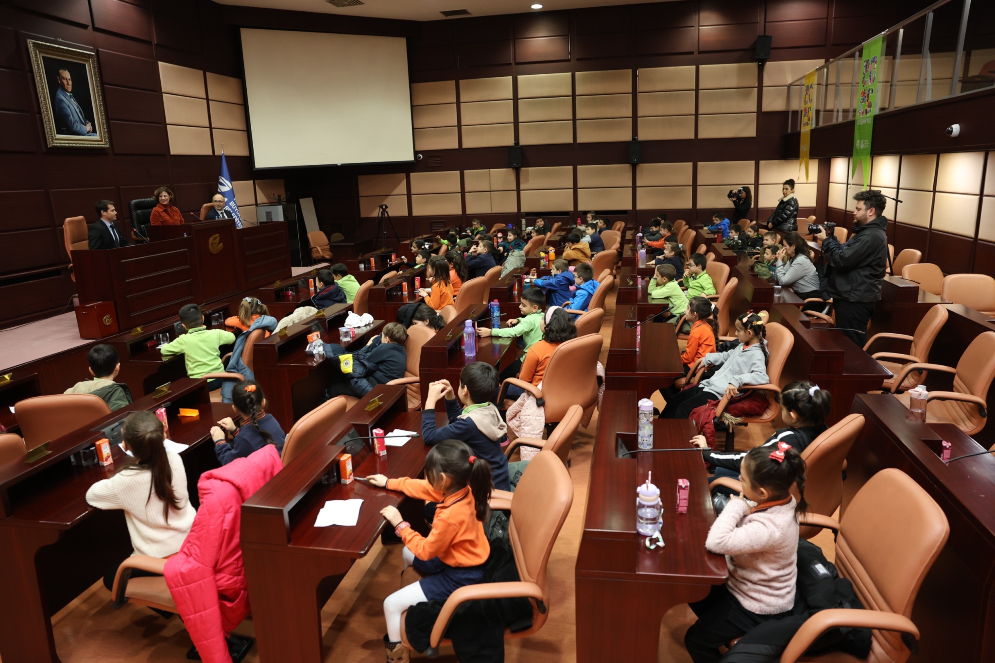 Minik öğrencilerden başkan ünlüce’ye ziyaret 19 mi̇ni̇k öğrenci̇lerden başkan ünlüce’ye anlamli zi̇yaret (1)