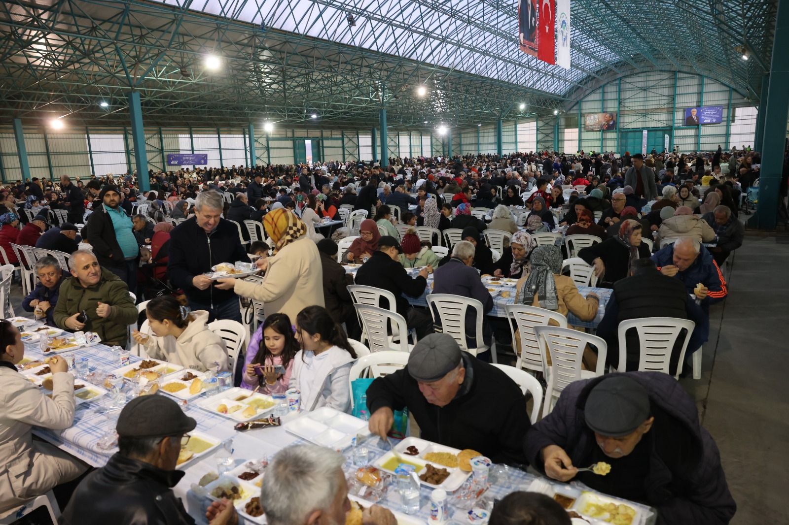 Odunpazarı’nda ramazan sofraları dayanışmayla kuruluyor 11 odunpazarı’nda ramazan sofraları dayanışmayla kuruluyor (1)