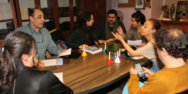 şehi̇r ti̇yatrolarindan mi̇ni̇k i̇zleyi̇ci̇leri̇ i̇çi̇n yeni̇ oyun “rüzgârda savrulan yapraklar” (3)