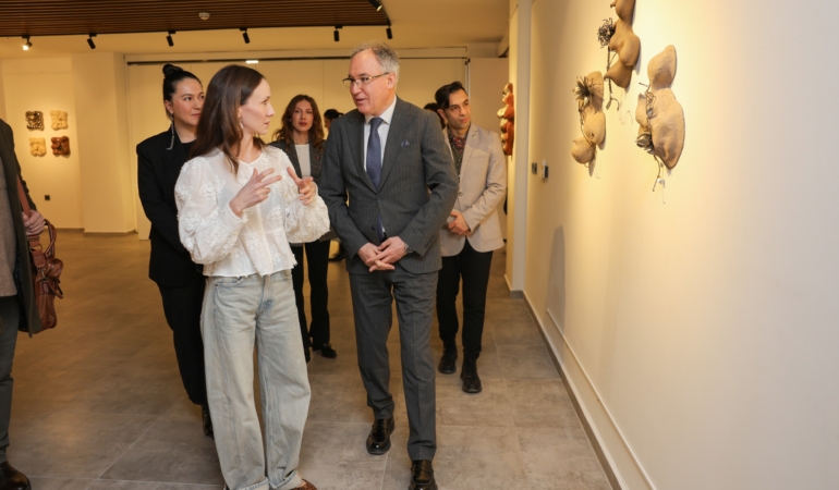 Eskişehir'de sanatseverler yeni sergide buluştu 37 varinca ara serami̇k sergi̇si̇ sanat sokaği’nda (4)