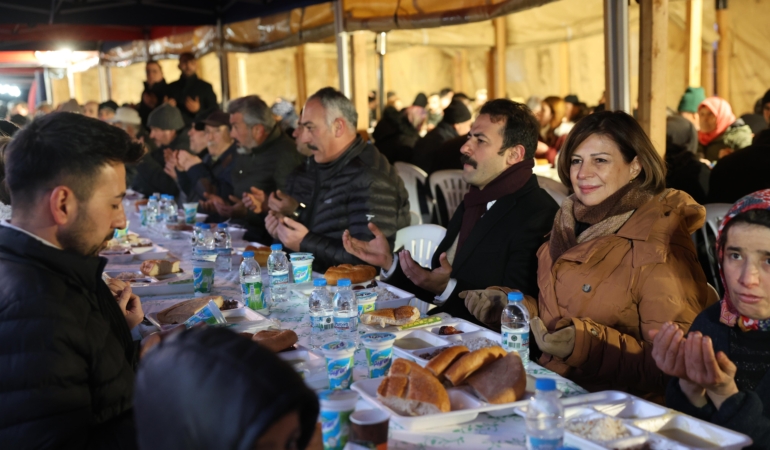 Sivrihisar ilçesinde düzenlenen ortak iftar programında binlerce vatandaş aynı sofrada buluştu 23 eskişehir-büyükşehir-belediyesi-ve-sivrihisar-belediyesi-ortak-iftar-programı