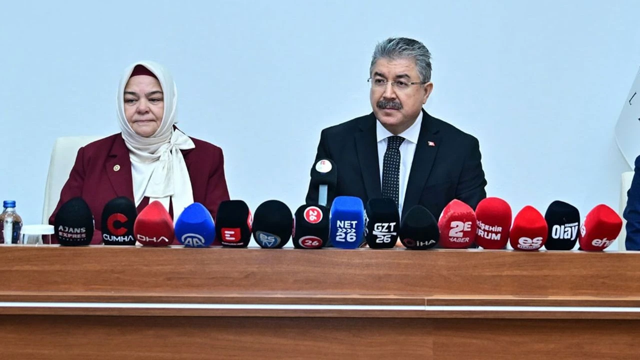 eskisehirde-10-yeni-ambulans-ve-mobil-merkez-hizmete-alindi-vali-erdinc-yilmaz-aciklama-yapti