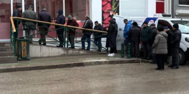 Eskişehir’de halk et’e yoğun ilgi: vatandaş yağmur altında bekledi 113 eskisehirde-soguk-ve-yagmura-ragmen-ucuz-et-icin-uzun-kuyruklar-olustu