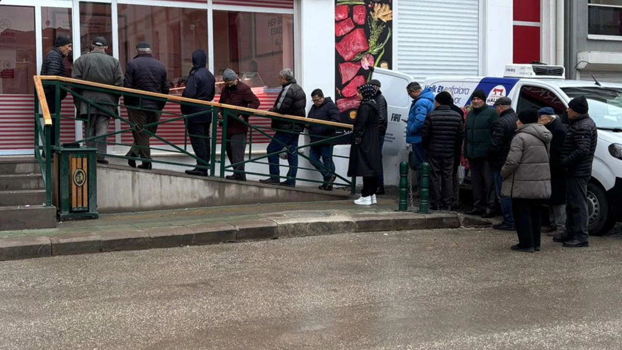 Eskişehir’de Halk Et’e yoğun ilgi: Vatandaş yağmur altında bekledi 5 eskisehirde-soguk-ve-yagmura-ragmen-ucuz-et-icin-uzun-kuyruklar-olustu