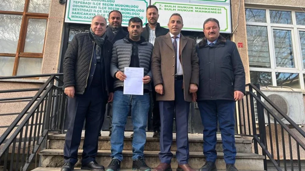 Hazır Elbiseciler Esnaf Odası’nın yeni başkanı mazbatasını aldı