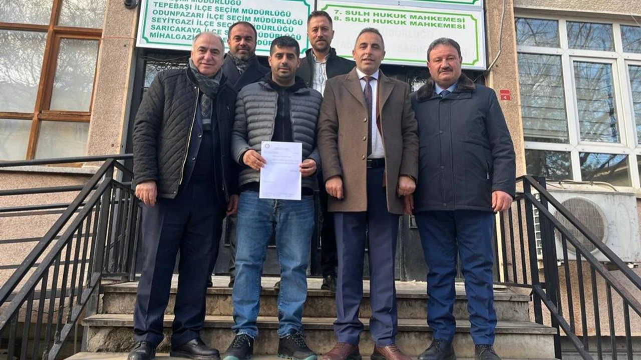 Hazır Elbiseciler Esnaf Odası’nın yeni başkanı mazbatasını aldı