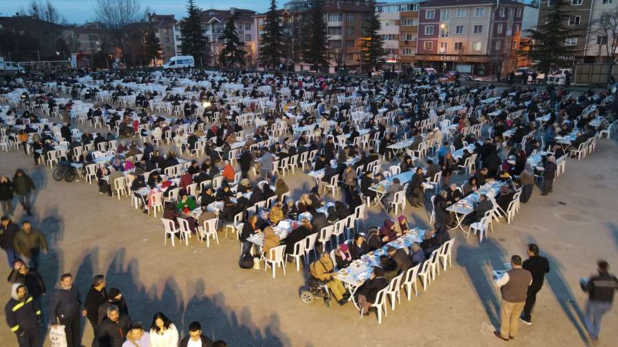 Eskişehir büyükşehir belediyesi’nden 12 i̇lçede i̇ftar sofrası 4 kazim-kurt-tan-buyukdere-ye-5-bin-kisilik-dev-iftar-sofrasi-3107cefe-c156-4c6b-af57-5f31717ef8a1