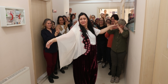 odunpazari-belediyesi-gokmeydan-halk-merkezi-dikis-kursu-defilesi