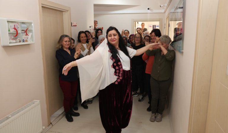 Gökmeydan’ın hünerli elleri tasarımlarıyla büyüledi: kazım kurt’a teşekkür 35 odunpazari-belediyesi-gokmeydan-halk-merkezi-dikis-kursu-defilesi