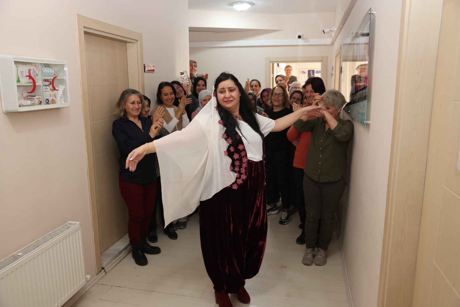 Gökmeydan’ın hünerli elleri tasarımlarıyla büyüledi: kazım kurt’a teşekkür 2 odunpazari-belediyesi-gokmeydan-halk-merkezi-dikis-kursu-defilesi