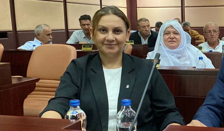 Özlem Ünalır: “Tıkır tıkır işleyen belediyeleri batırdınız”