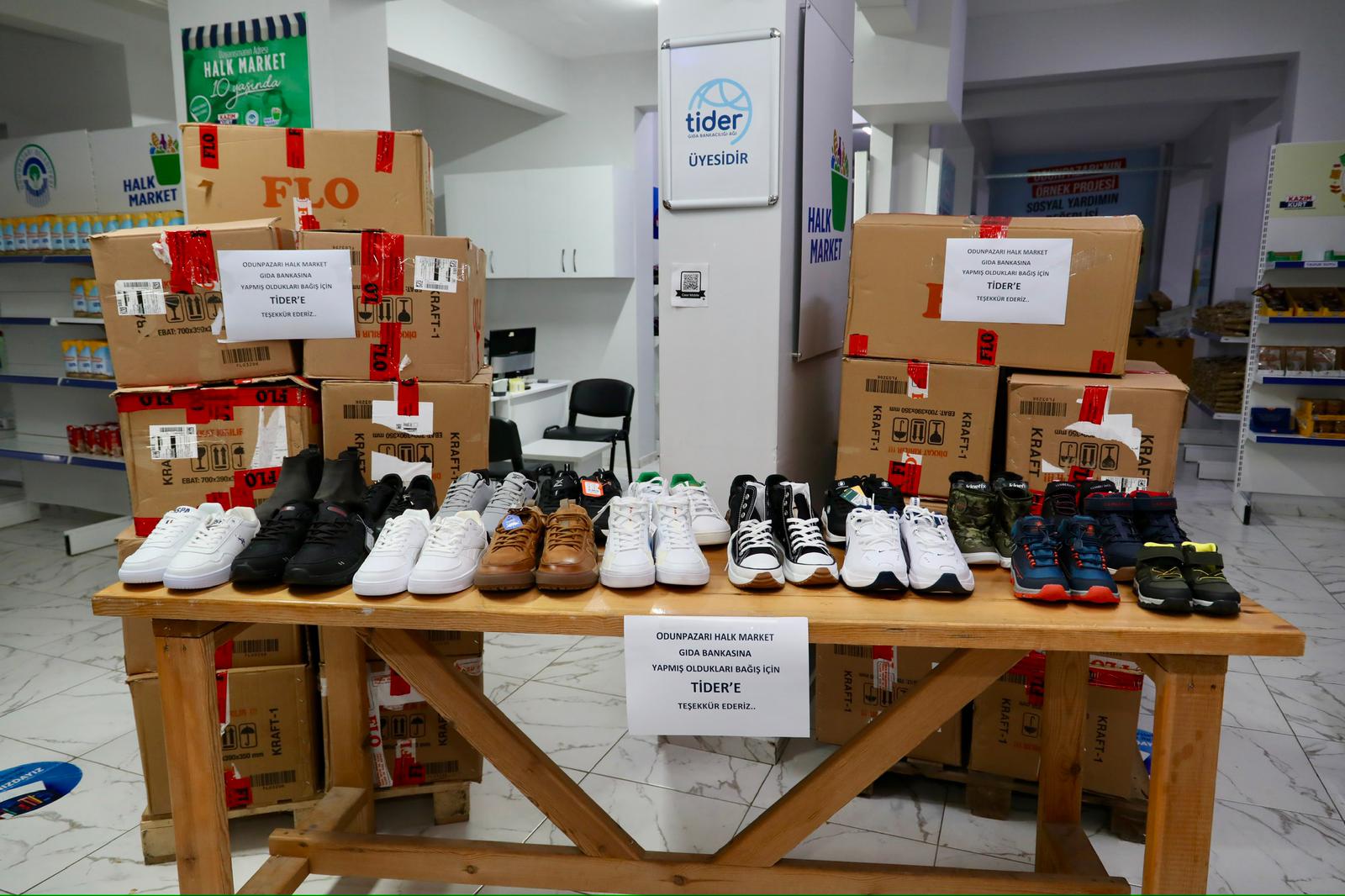 Eskişehir’de Dev Dayanışma: Halk Market’e 500 Çift Ayakkabı Bağışı 5 tider-ve-flo-eskisehir-odunpazari-halk-market-ayakkabi-bagisi-teslimat