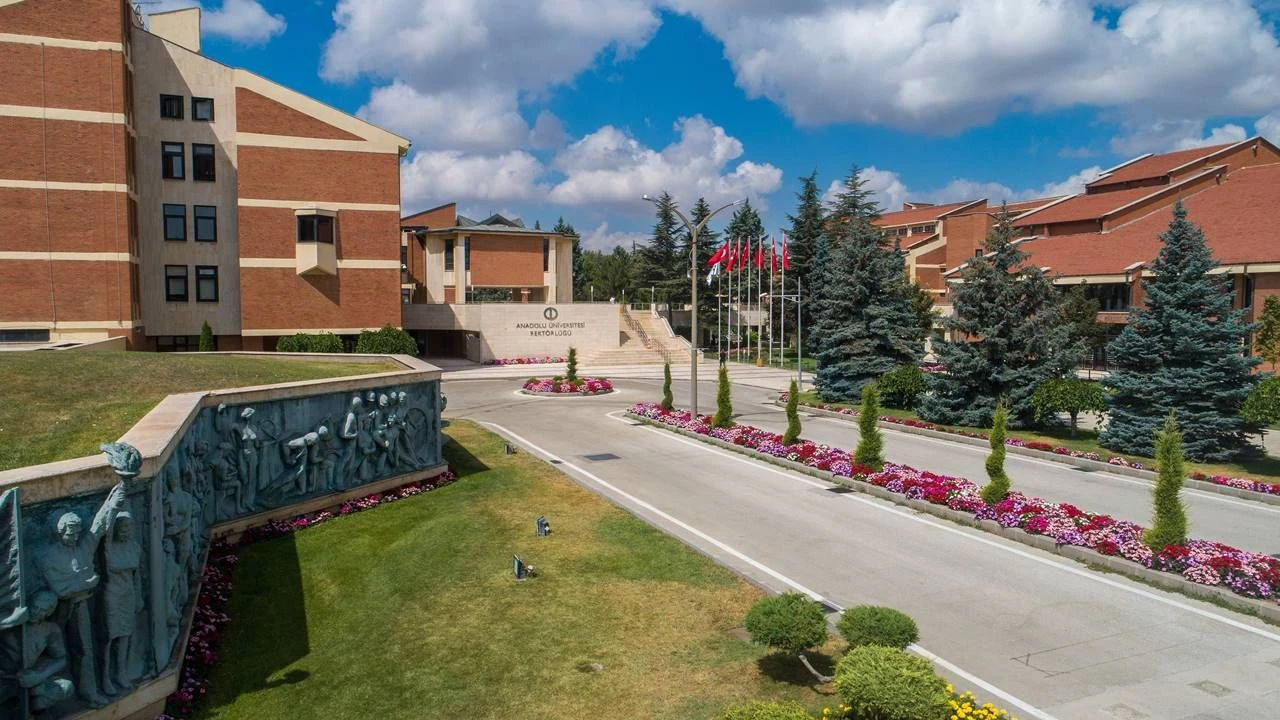 Milyonlarca öğrenciyi ilgilendiriyor: süreç uzatıldı 20 turkiyenin-en-iyi-10-devlet-universitesi-eskisehirde-bulunan-o-universite-de-yer-aldi