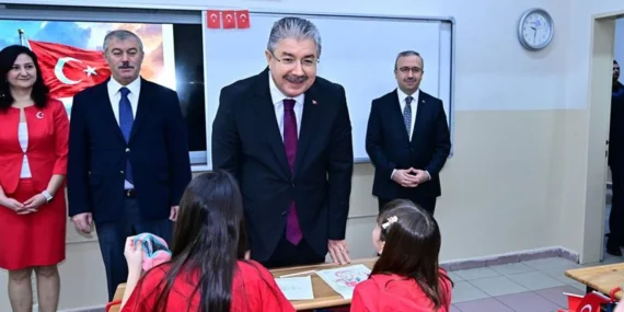 Vali Yılmaz: “Şanlı al bayrağımız bu topraklarda ilelebet dalgalanmaya devam edecektir”