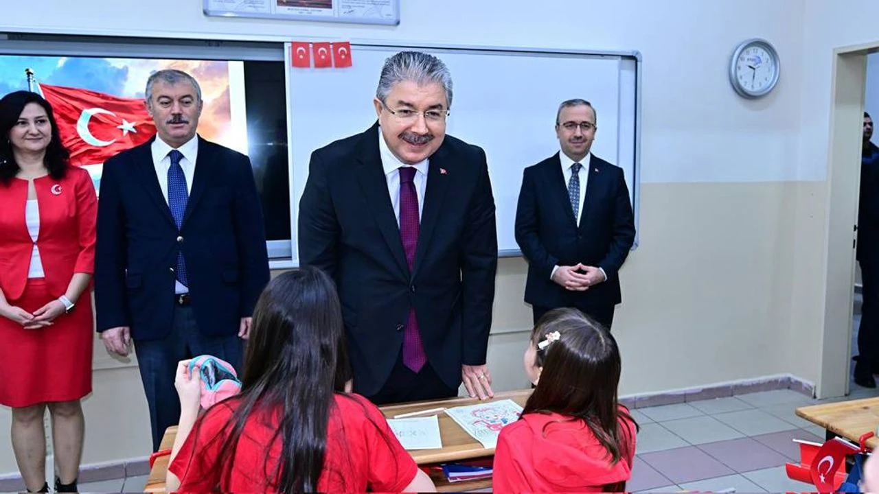 Vali Yılmaz: “Şanlı al bayrağımız bu topraklarda ilelebet dalgalanmaya devam edecektir”