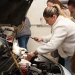 kadinlar atölyede araç bakimini öğrendi̇ (2)