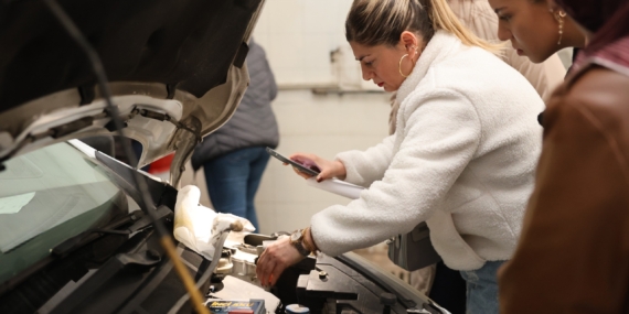 kadinlar atölyede araç bakimini öğrendi̇ (2)