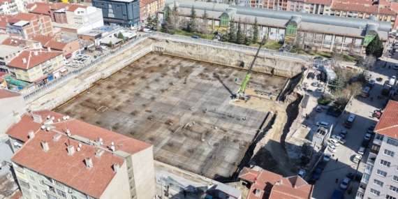 kurtuluş kapali pazar yeri̇’nde çalişmalar hizla i̇lerli̇yor (6)