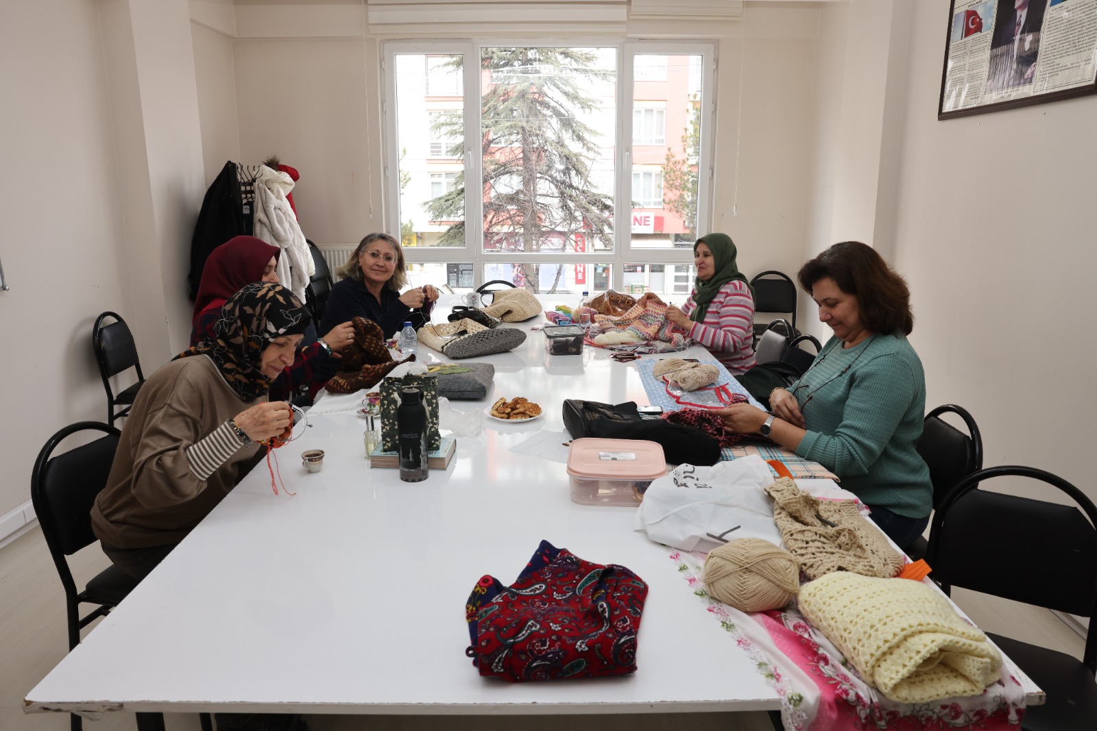 Odunpazarı’nda kadınlar üreterek güçleniyor 12 odunpazarı’nda kadınlara örgü atölyesi (4)
