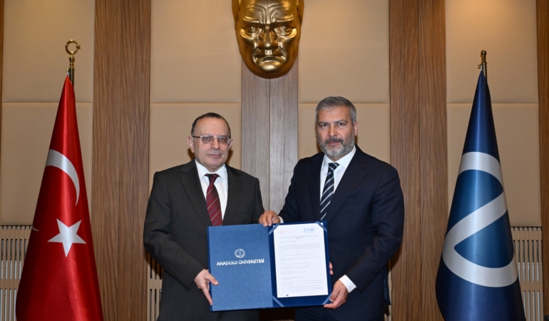 anadolu-universitesi-rektor-yusuf-adiguzel-ve-kav-baskani-mehmet-ulvi-saran-protokol-imza-toreni