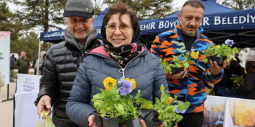asri-mezarlik-bayram-arifesi-ucretsiz-cicek-dagitimi