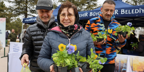 asri-mezarlik-bayram-arifesi-ucretsiz-cicek-dagitimi