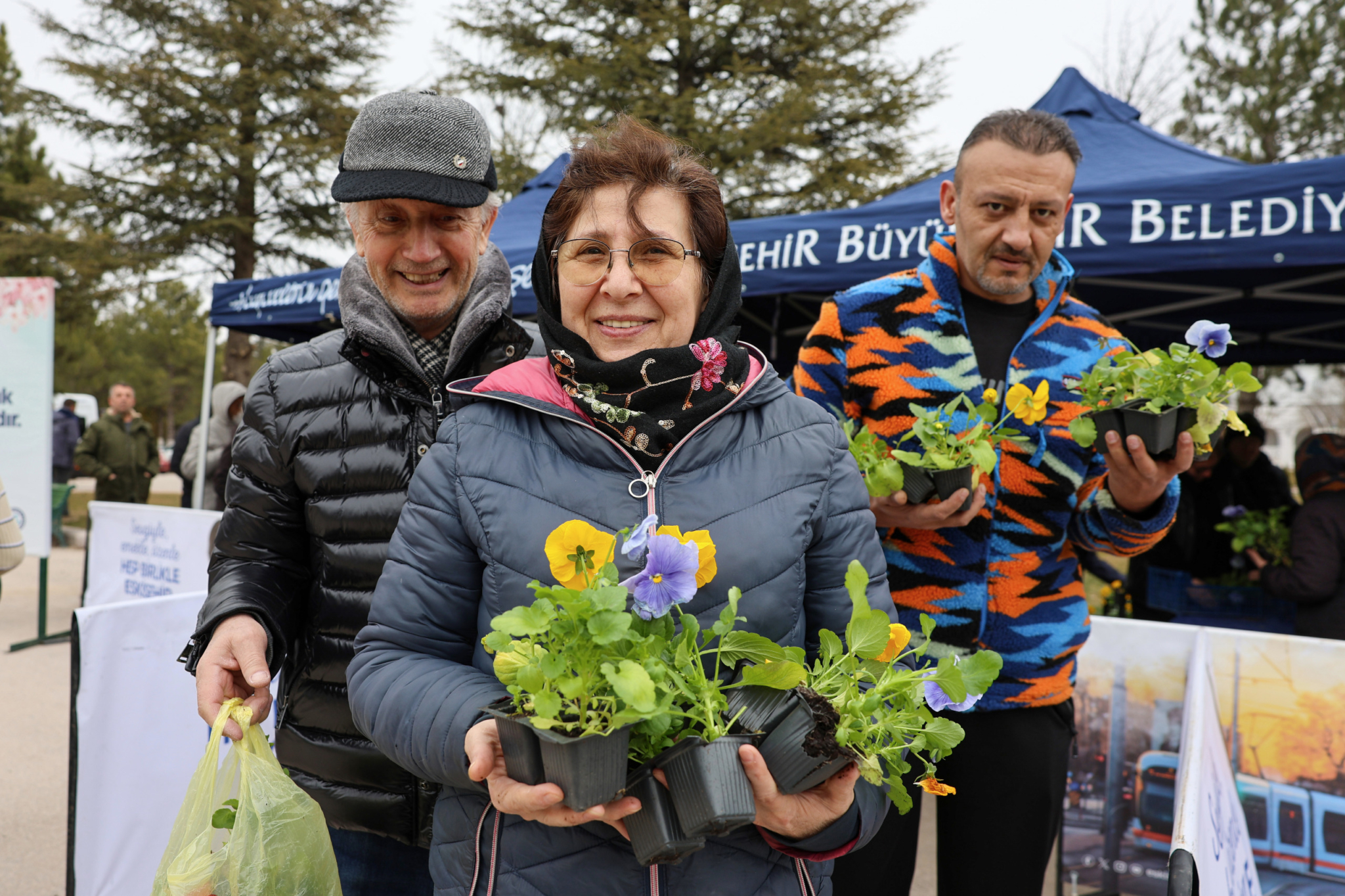 asri-mezarlik-bayram-arifesi-ucretsiz-cicek-dagitimi
