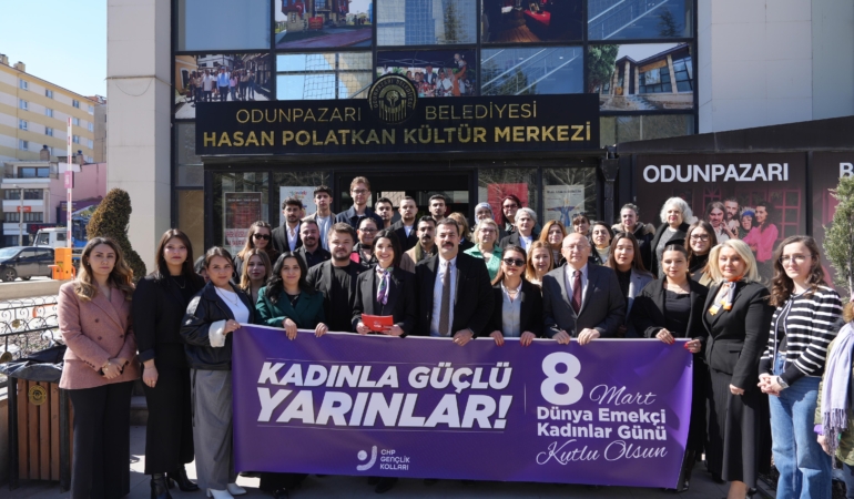 Talat yalaz 8 mart’ın kadınlar için bir mücadele simgesi olduğunu vurguladı 35 chp-eskisehir-il-baskani-avukat-talat-yalaz-8-mart-basin-aciklamasi