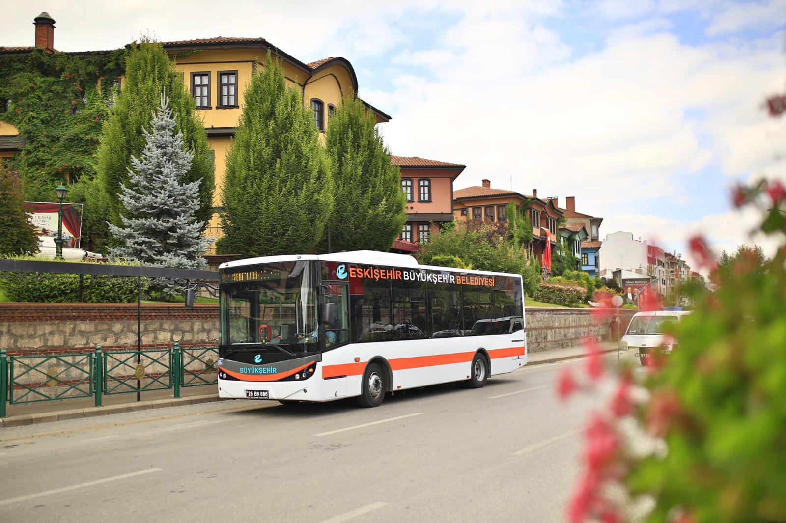 Eskişehir Büyükşehir Belediyesi üç farklı otobüs hattında ulaşımı kolaylaştırmak için güzergâhları uzattı 8 eskisehir-buyuksehir-belediyesi-otobus-guzergah-degisikligi-duyuru